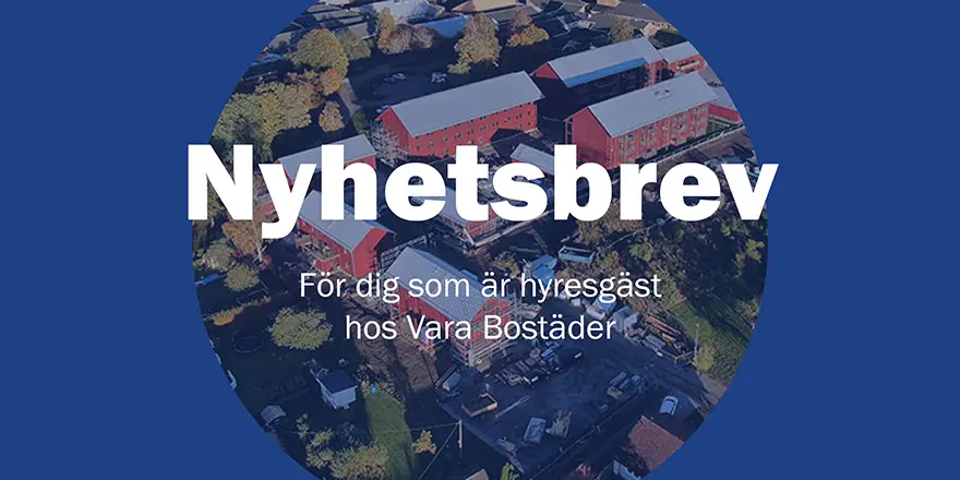 Blå bakgrundsplatta, rund flygbild med röda lägenhetshus i mitten, vit text "Nyhetsbrev för dig som är hyresgäst hos Vara bostäder" ovanpå.