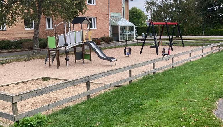 Översiktsbild på en lekplats.