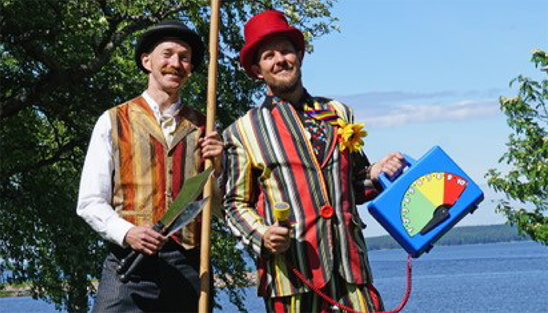 Bakgrund röda illustrerade jordgubbar med vit Instagram-logga på.