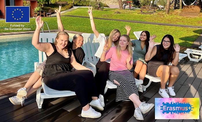 Man med VR-glasögon står framför en bildbakgrund med texten Erasmus+.